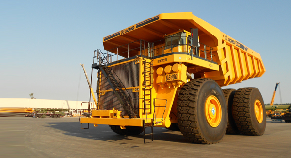 The world's largest DE400 mining dumper successfully rolled off the assembly line of XCMG.