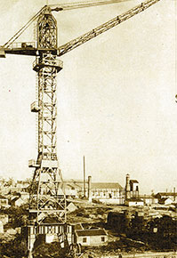 Em 1957, a XCMG começou a entrar na indústria de maquinaria de construção com a produção bem sucedida da primeira grua torre 