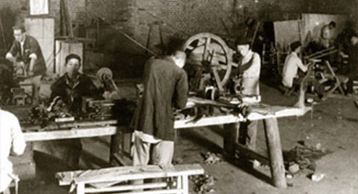 Em 1943, nasceu Huaxing Iron Works , predecessor da XCMG 