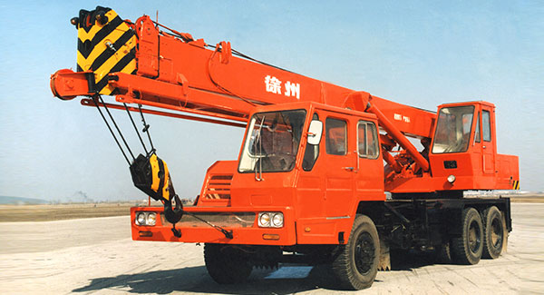 В 1976 году компания XCMG успешно разработала первый в Китае 16-тонный автокран с полным гидравлическим приводом.