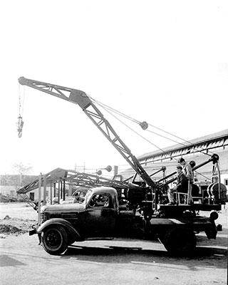 В 1963 году XCMG успешно разработала первый в Китае 5-тонный автокран.